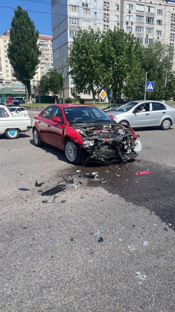 На Київщині мотоцикліст проігнорував червоне світло та на швидкості врізався у натовп, п’ятеро людей травмовані