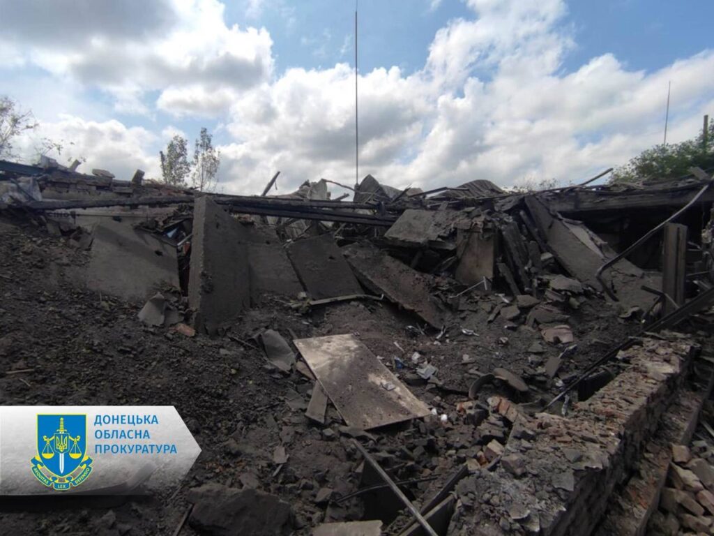 Росіяни скинули авіабомби на АЗС у Торецьку: загинула людина