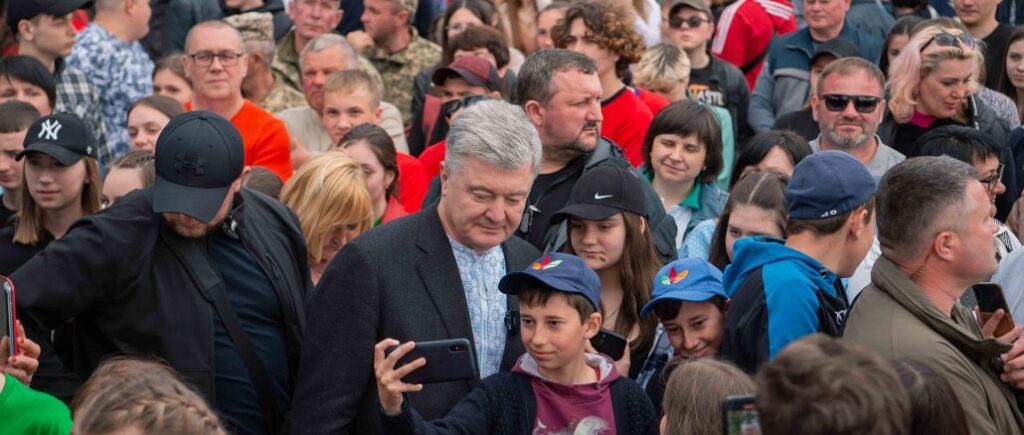 З мріями про перемогу: Порошенко на Вінниччині відкрив нову дорогу і подякував українцям за єдність