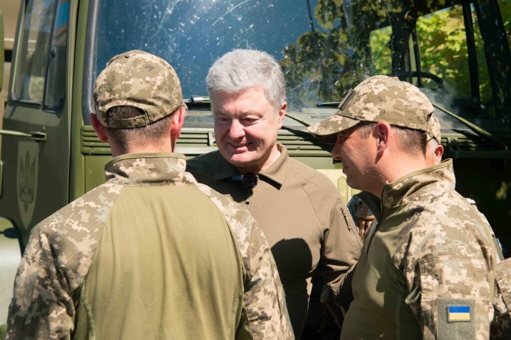 Дотиснули: Порошенко повідомив, що у першому читанні проголосували повернення доплат військовим та збільшення відпусток з фронту