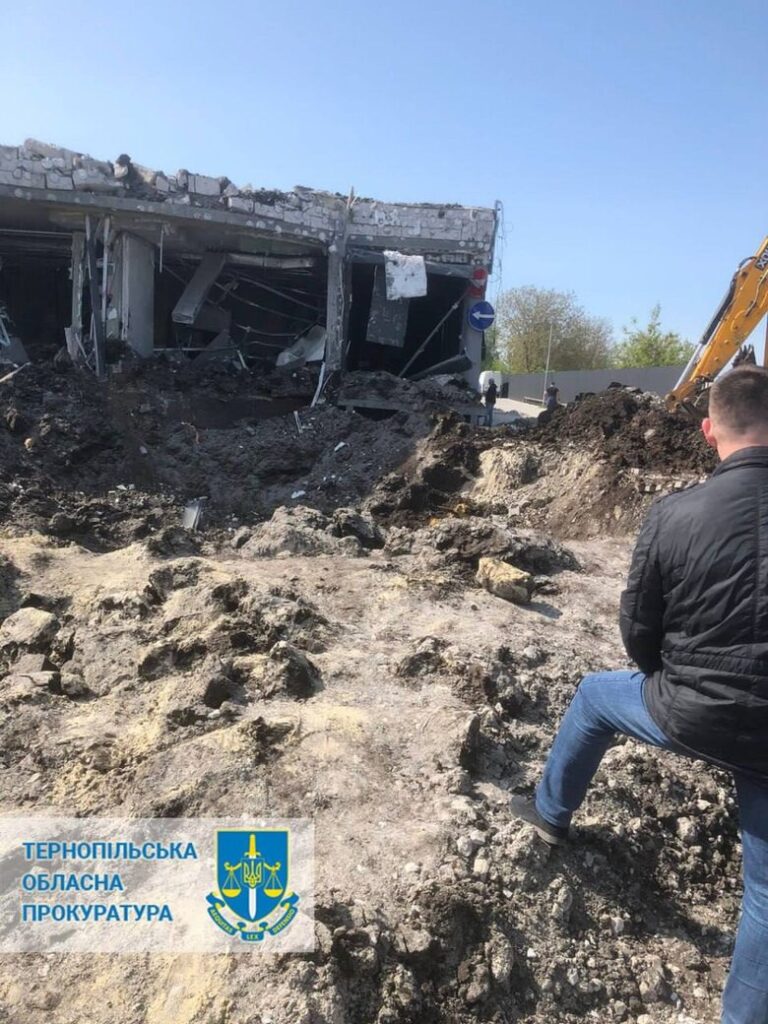 Ракетні удари по Тернополю знищили дачний кооператив та майже 50 автівок: фото наслідків