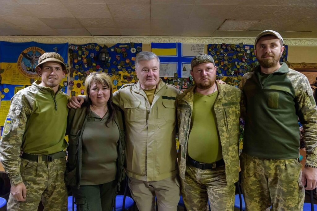 Порошенко заехал в волонтерское кафе на восточном направлении: здесь постоянно нуждаются в продуктах и одежде для раненых