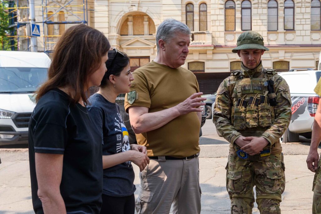 «Грибочок», який рятує людей: Порошенко привіз херсонському активісту потужний мотор для човна і спорядження