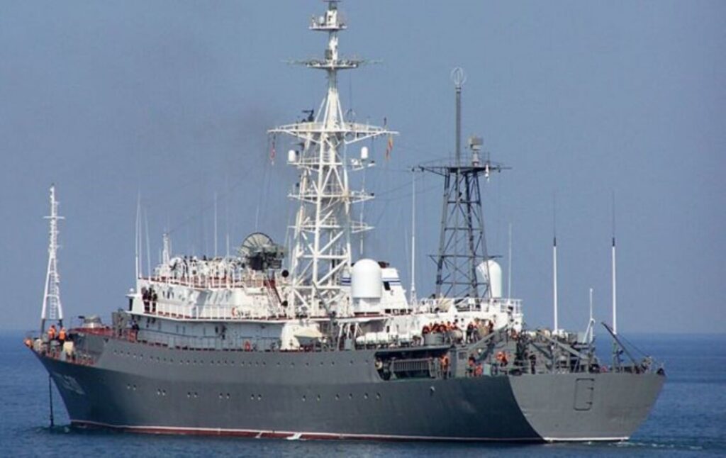 Росія заявила, що ЗСУ нібито атакували у Чорному морі розвідувальний корабель “Приазов’я”: деталі
