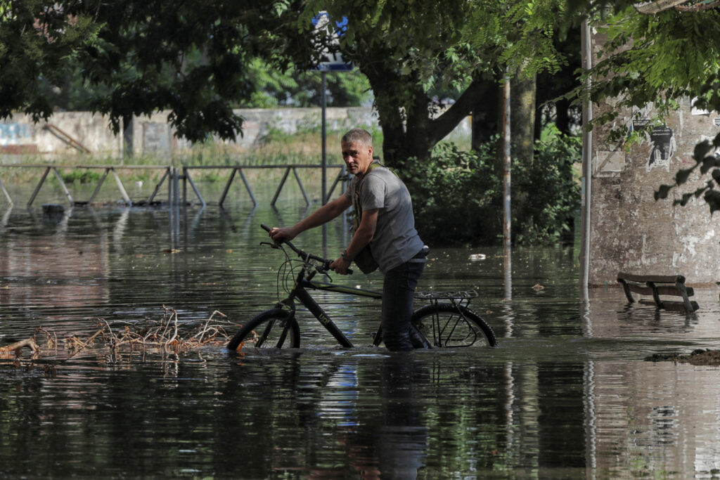 Каховська ГЕС продовжує руйнуватись: на Херсонщині вода підійметься ще вище