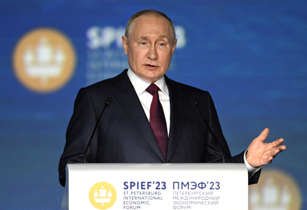 За крок до Гааги: Путін назвав депортацію українських дітей “абсолютно легальною”