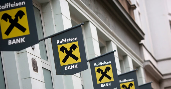 Raiffeisen Bank зупинив продаж російської “дочки” на тлі потепління між США та РФ – ЗМІ