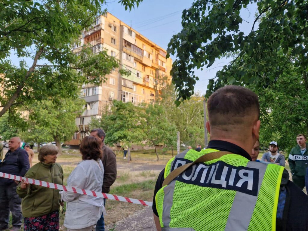 Вночі у Києві не відчинили укриття у поліклініці, через що загинуло троє людей: з’явилась реакція влади та поліції