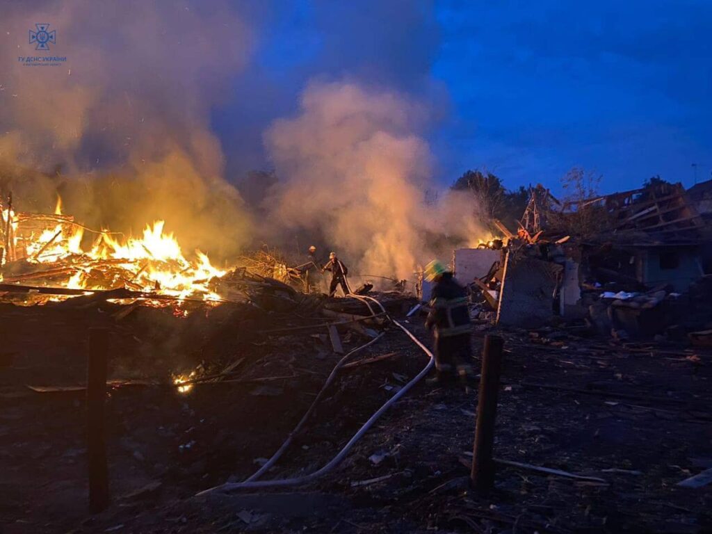 Внаслідок падіння уламків на Житомирщині зруйновано чотири будинки, ще 30 пошкоджено, є загиблий та поранені