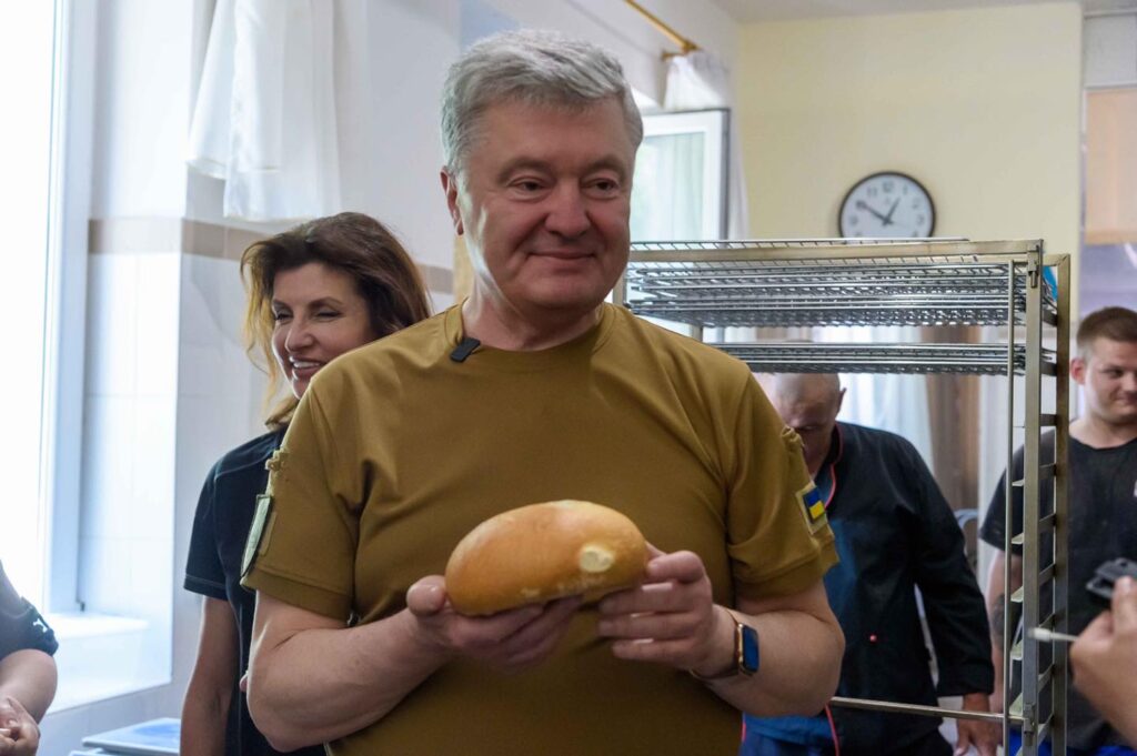 Волонтерская пекарня в Херсоне снова работает на полную мощность — Порошенко привез новую печь вместо разбитой россиянами