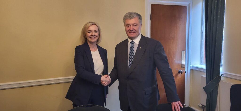 Порошенко обговорив з експрем’єркою Британії Ліз Трасс постачання зброї для ЗСУ та повоєнну відбудову