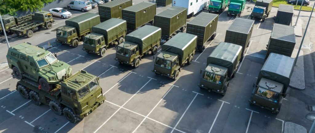 Порошенко знову їде на східний фронт – везе десантникам і морпіхам тягачі та відремонтований «Шилд»
