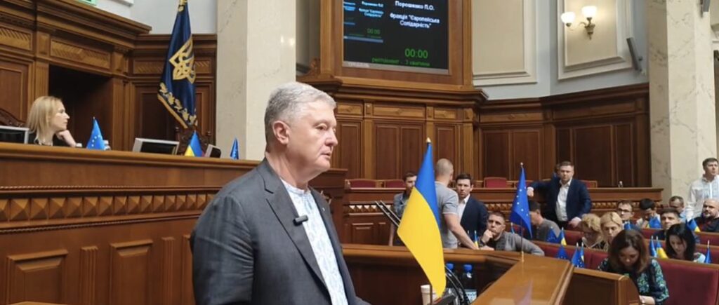 Це наруга над військовими – Порошенко обурився маніпуляціями навколо повернення 30 тисяч доплат