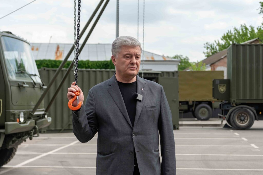 Передвижные мастерские для ремонта техники — Порошенко снова едет на восточный фронт с помощью для ВСУ