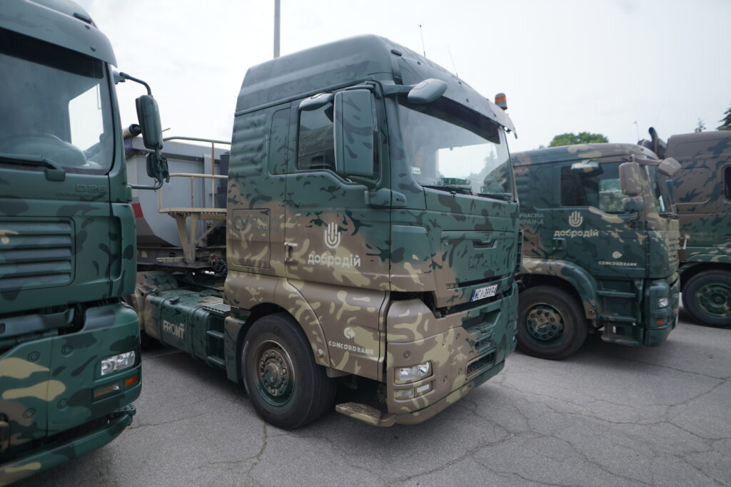 ЗСУ отримали партію великогабаритних вантажівок для транспортування боєкомплектів