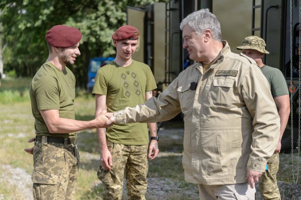 Порошенко привіз ремонтні майстерні десантній бригаді, яка воює в районі Мар‘їнки