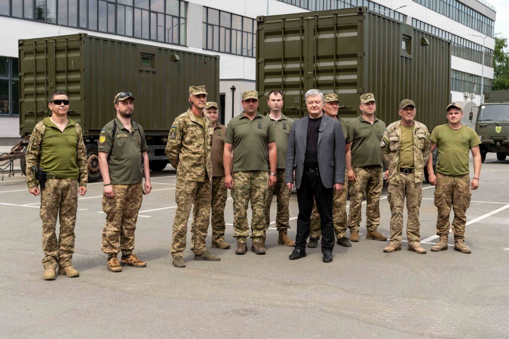 «Принимаем и везем в зону боевых действий. Не скажем где, но это очень нужно ребятам» – военные получили от Порошенко очередную партию техники