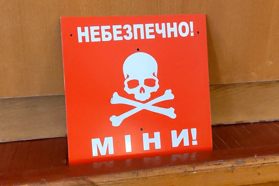 В Харьковской области на взрывчатке подорвался автомобиль: погибла женщина, трое детей ранены