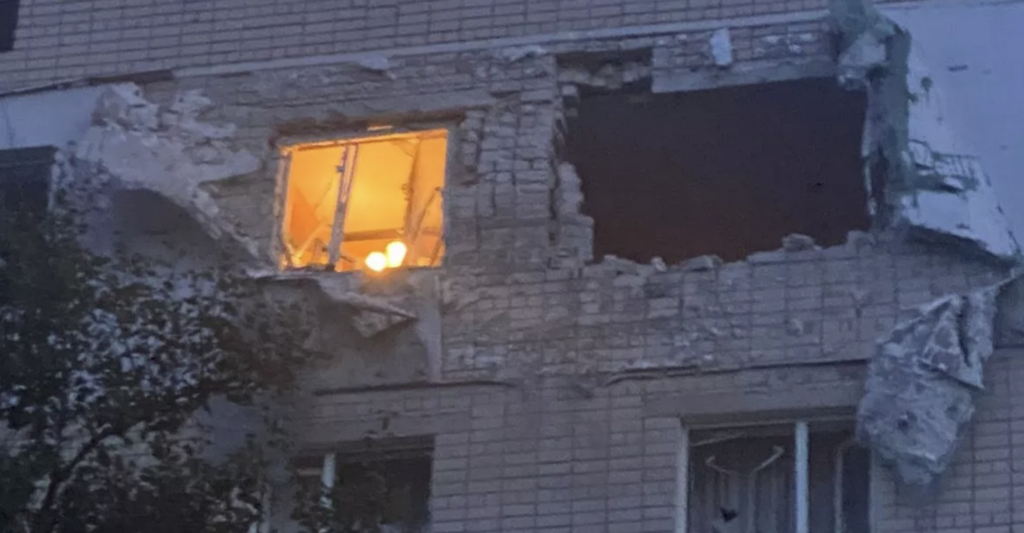 Окупанти вночі обстріляли будинок у Херсоні, є загиблий