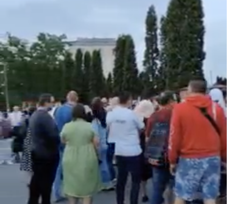 На Хмельниччині віряни УПЦ МП кричали “ганьба” побратимам та родичам загиблого воїна