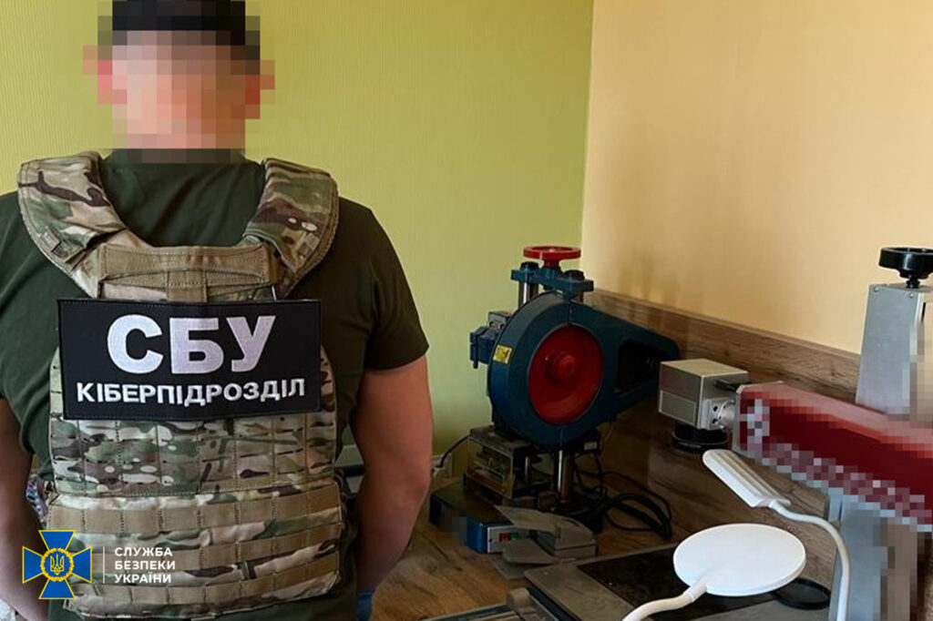 Виготовляв фальшиві паспорти, водійські посвідчення та дипломи: СБУ у Києві знешкодила організатора підпільного ЦНАПу