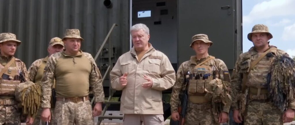 Прекратите склоки и помогайте армии: Порошенко с военными обратился к украинцам