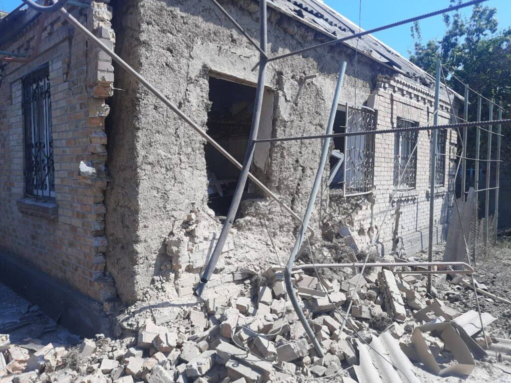 Росіяни зранку обстріляли Нікопольщину, двоє людей поранено, пошкоджено будинок та багатоповерхівку