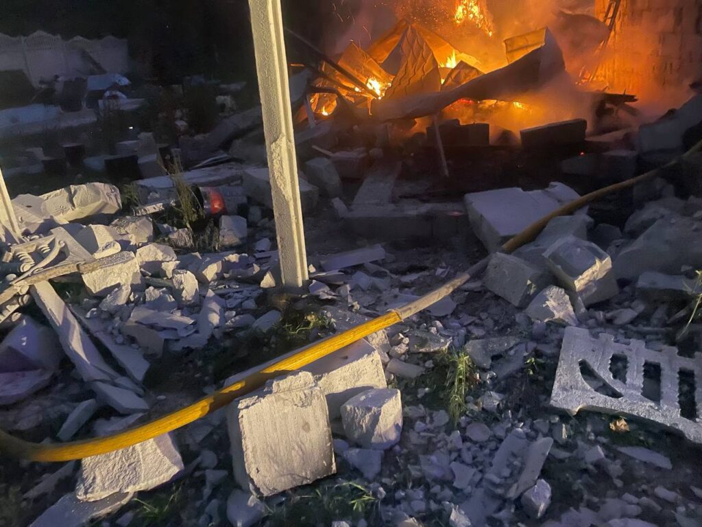 Армія РФ вночі знову атакувала Київ та область, є руйнування та поранені