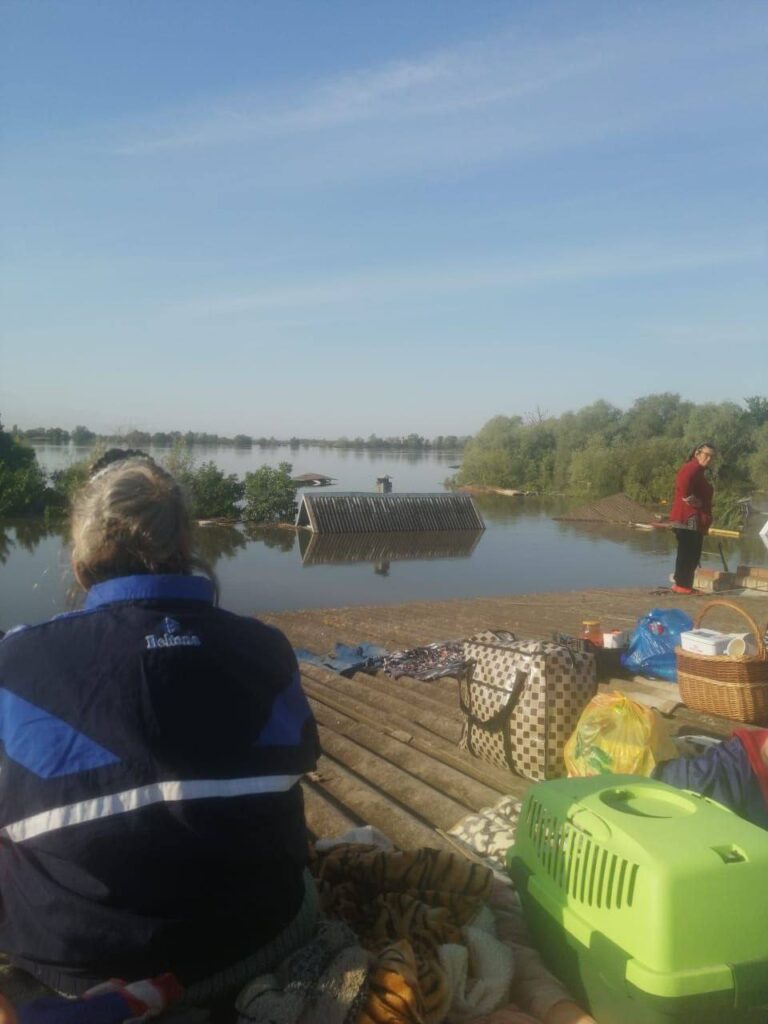 Росіяни кинули напризволяще людей на лівобережжі Херсонщини: місцеві змушені самі шукати човни, щоб врятуватись