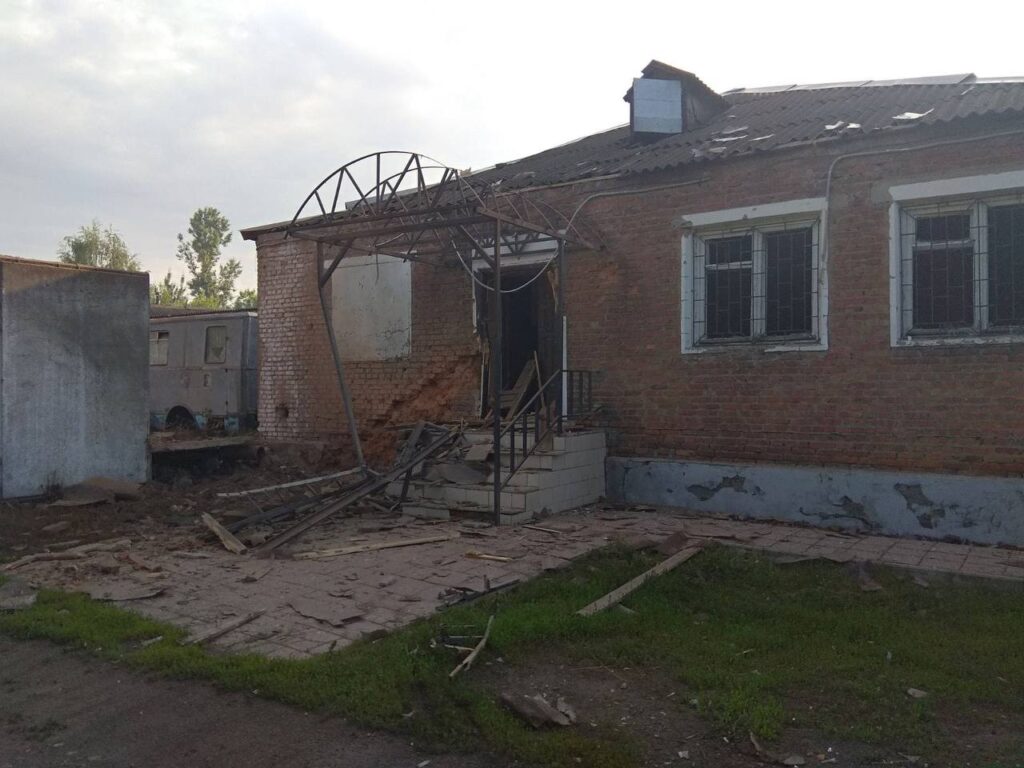 Росіяни вкотре обстріляли Харківщину, пошкоджено будинки та медзаклад, троє поранених