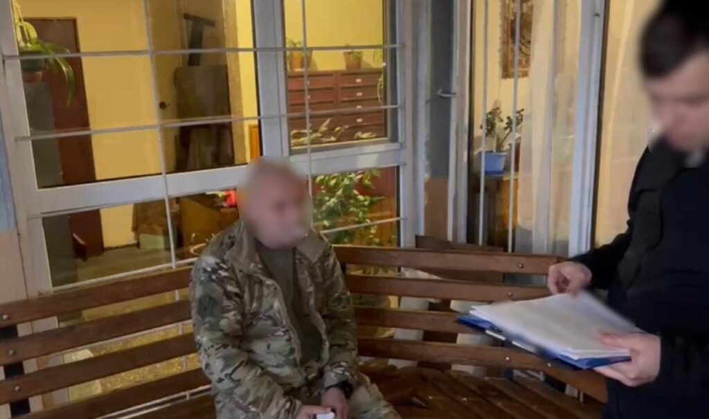 Посадовець з Міноборони та двоє працівників ТЦК організовували незаконне переправлення ухилянтів за кордон: їх судитимуть