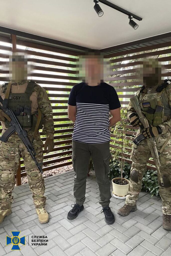 На Дніпропетровщині працівник залізниці збирав для ворога дані про техніку ЗСУ та готував диверсію: йому загрожує довічне