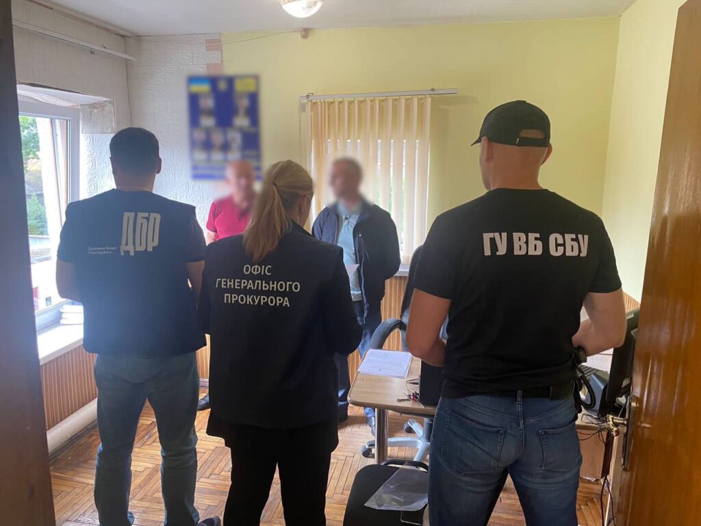 Переправляв ухилянтів до Словаччини: на Закарпатті затримали керівника райвідділу філії “Центр пробації”