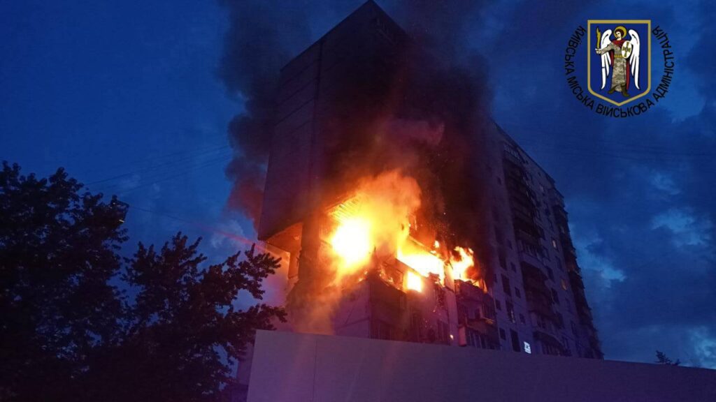 Вночі у Києві через витік газу стався вибух у багатоповерхівці: двоє людей загинуло, ще четверо поранені