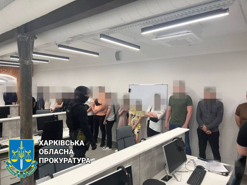 Змушували людей вкладати гроші в цінні папери та криптовалюту: у Харкові викрили шахрайський кол-центр