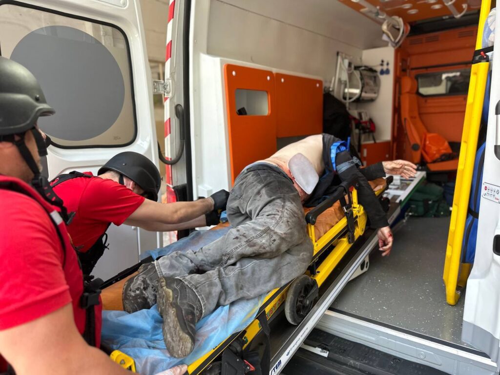 Обстрел коммунального предприятия в Херсоне: в больнице скончался еще один раненый сотрудник