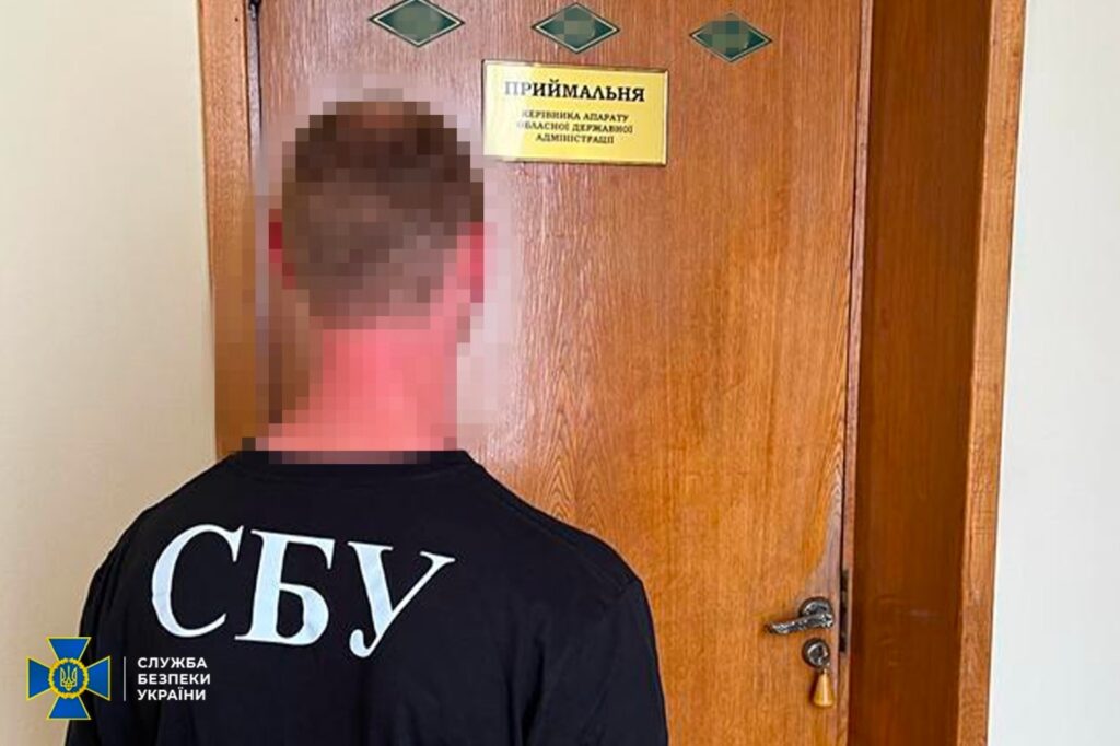 Привласнили понад сім мільйонів гривень: керівник апарату голови Одеської ОВА та його спільники отримали підозри
