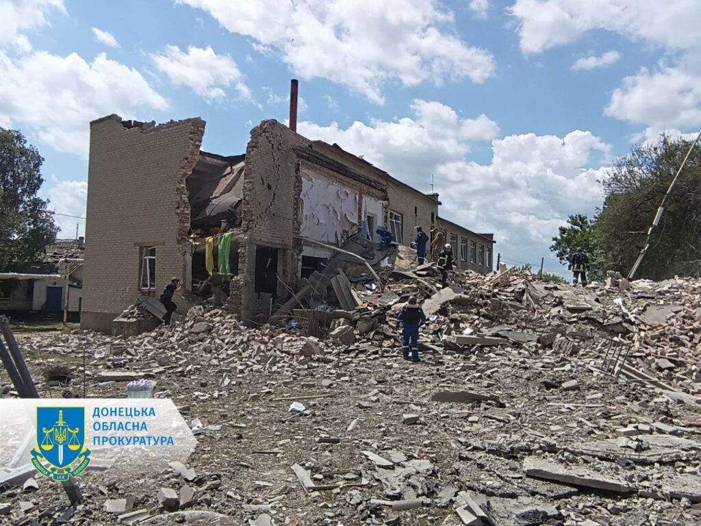 Двое погибших и шесть раненых: россияне обстреляли школу в селе Сергеевка Донецкой области