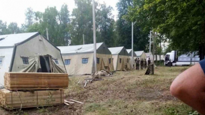 Намети з дерев’яними “нарами” всередині: ЗМІ показали табори у Білорусі, де, ймовірно, житимуть “вагнерівці”