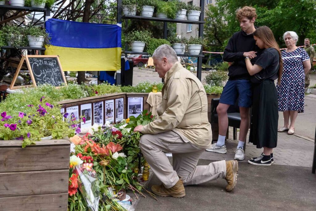 Порошенко вшанував жертв ракетного удару по Краматорську