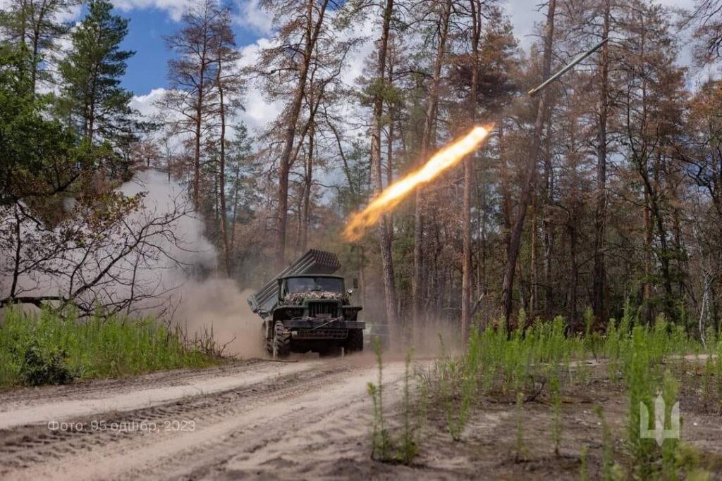 Украинские военные не дают россиянам продвигаться на востоке, продолжаются тяжелые бои — Минобороны