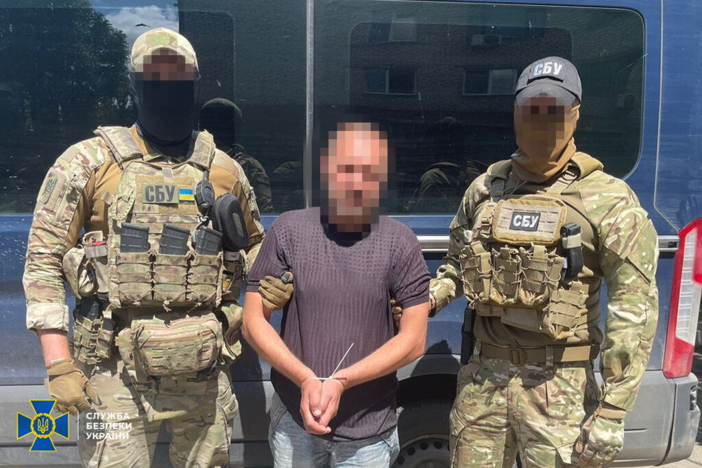 Зробив з квартири пункт для спостереження за ЗСУ: на Донеччині затримали російського агента
