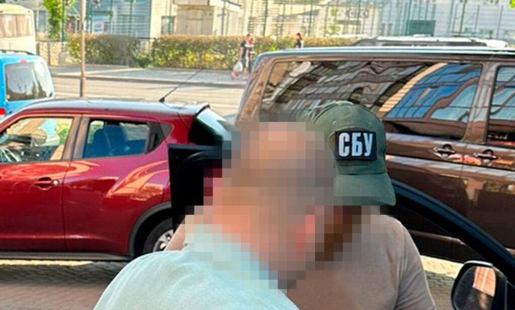 У Чернівцях поліціянта впіймали на хабарі: він вимагав 40 тисяч євро за закриття справи