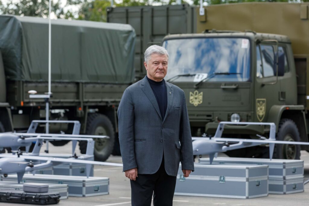 Порошенко спільно з міськрадою Полтави купив два комплекси БПЛА Poseidon і везе їх на фронт