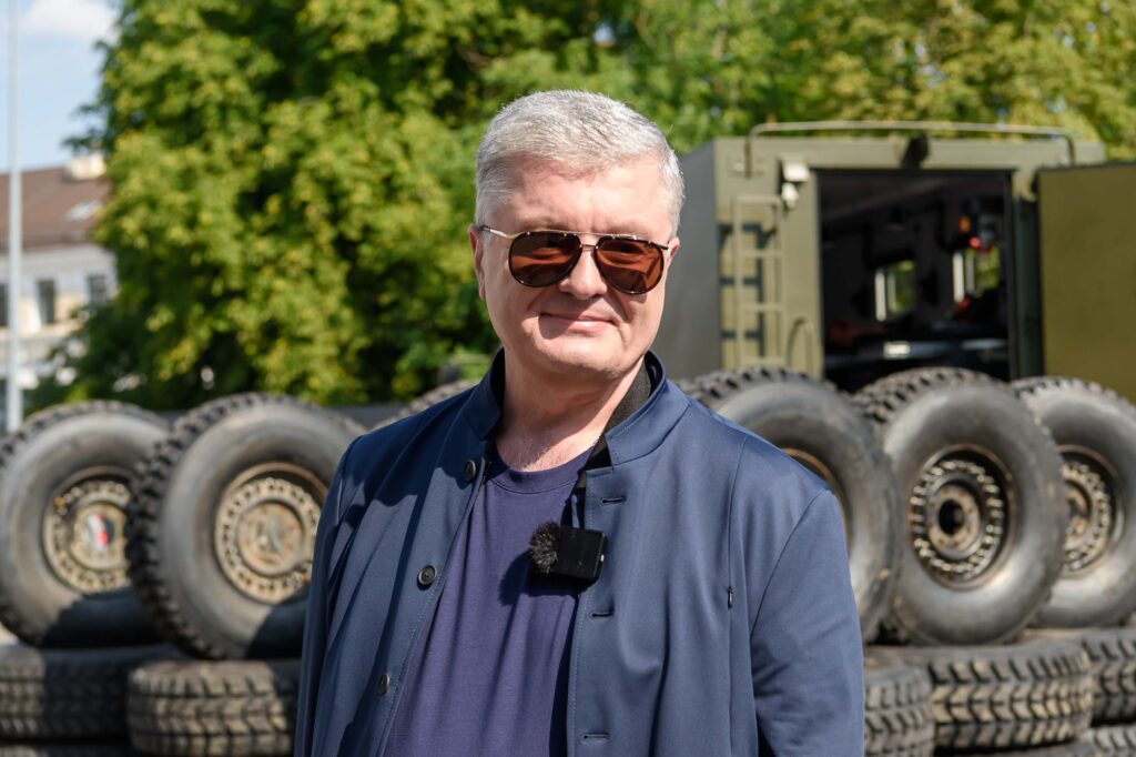 Допоміг прискорити процедури: Порошенко розповів, як Бен Воллес сприяв постачанню британських вантажівок для фронту