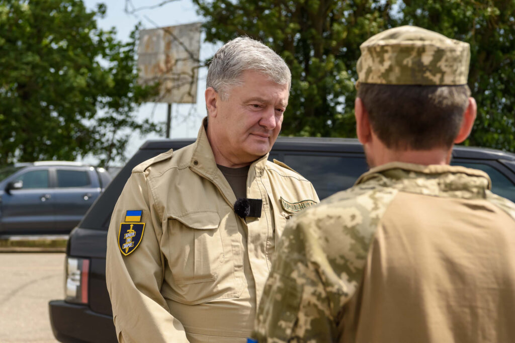 Порошенко привіз техніку у підрозділи ППО, які прикривають Одесу та Південь