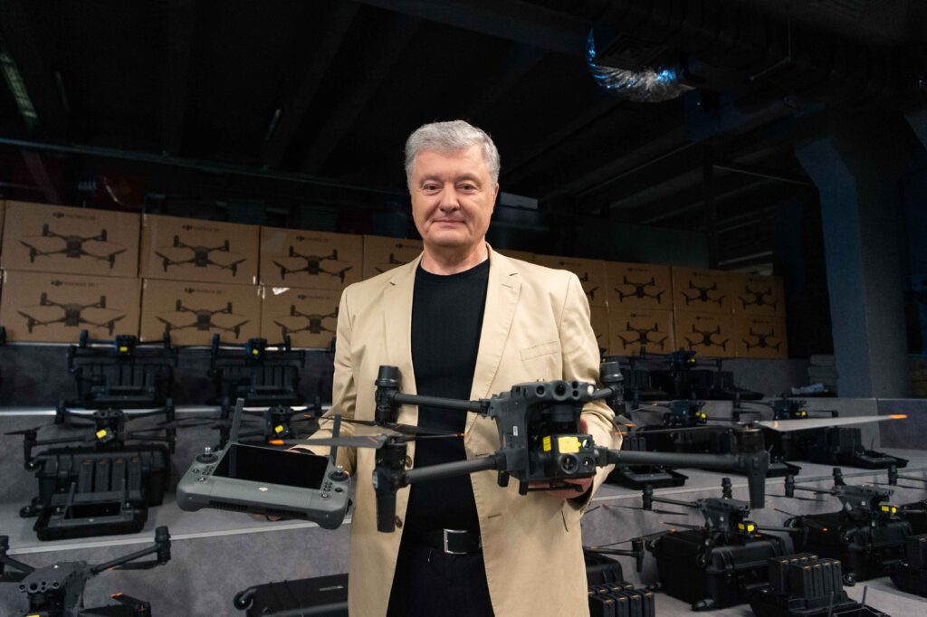 Порошенко передає на фронт партію квадрокоптерів Matrice 30T із 16 кратним зумом, станціями управління і лазерним відстанеміром