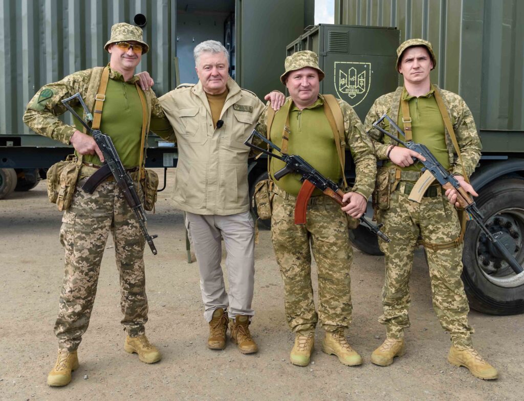 Там де важко, там десант: Порошенко підсилив бригади ДШВ технікою та засобами ураження