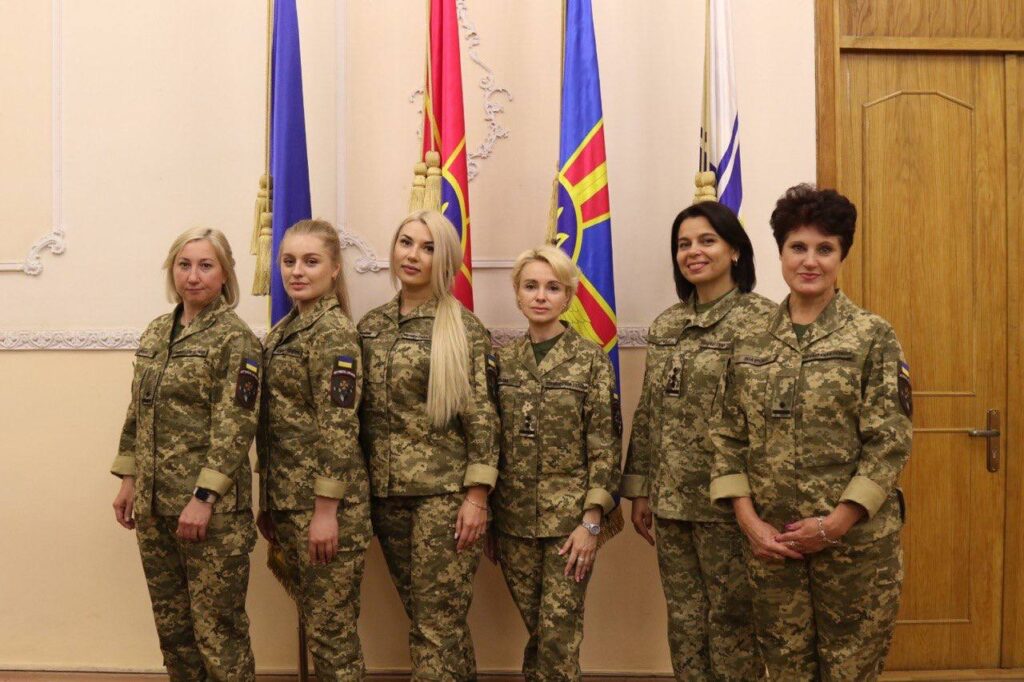 В Минобороны презентовали женскую летнюю полевую военную форму: как она выглядит