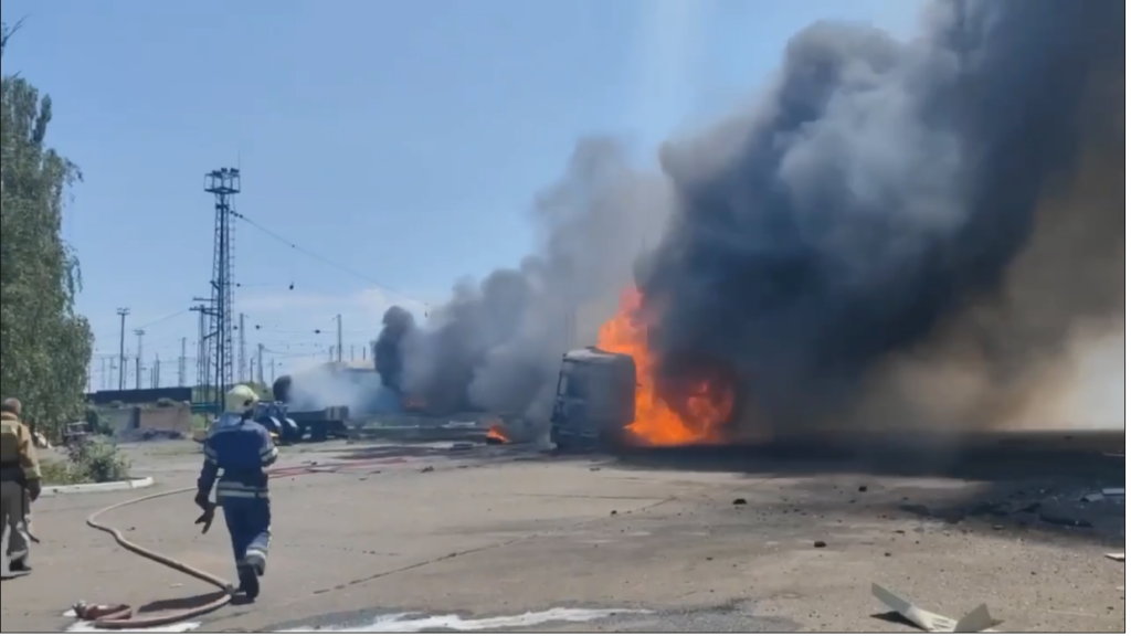 В Донецкой области произошли взрывы и пожар на ключевом для оккупантов логистическом узле — соцсети
